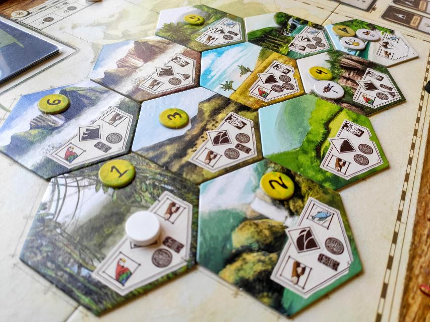 Robinson Crusoe: Aventuras na Ilha Amaldiçoada na mesa, foto de Mario Estruch