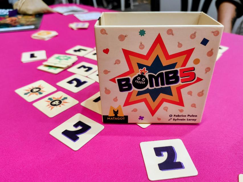 Bomb5 on the table, photo by Mario Estruch
