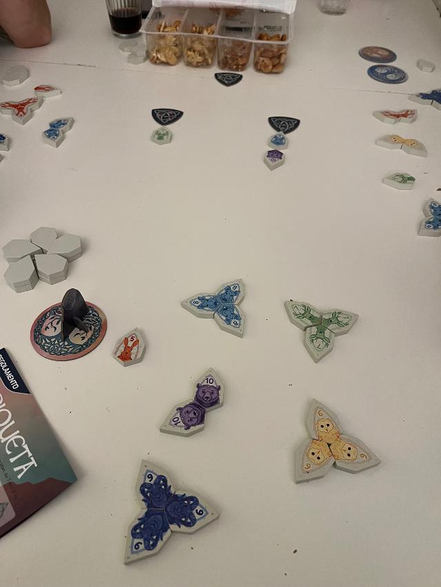 Triqueta on the table, photo by rox