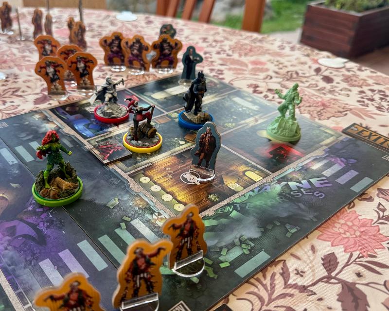 DCeased: Gotham City Outbreak på bordet, foto av Víctor N