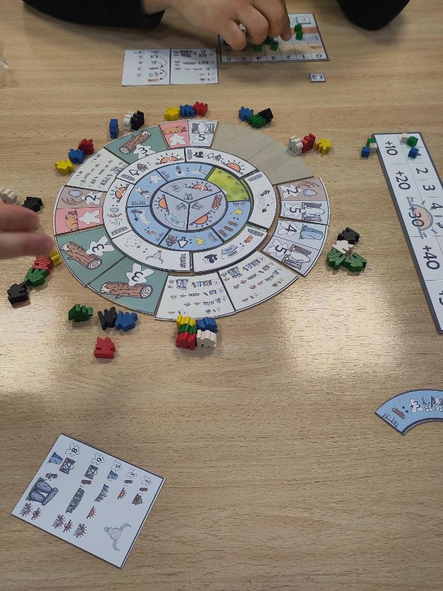Unpublished Prototypes na stole, zdjęcie: Jaime Mayol