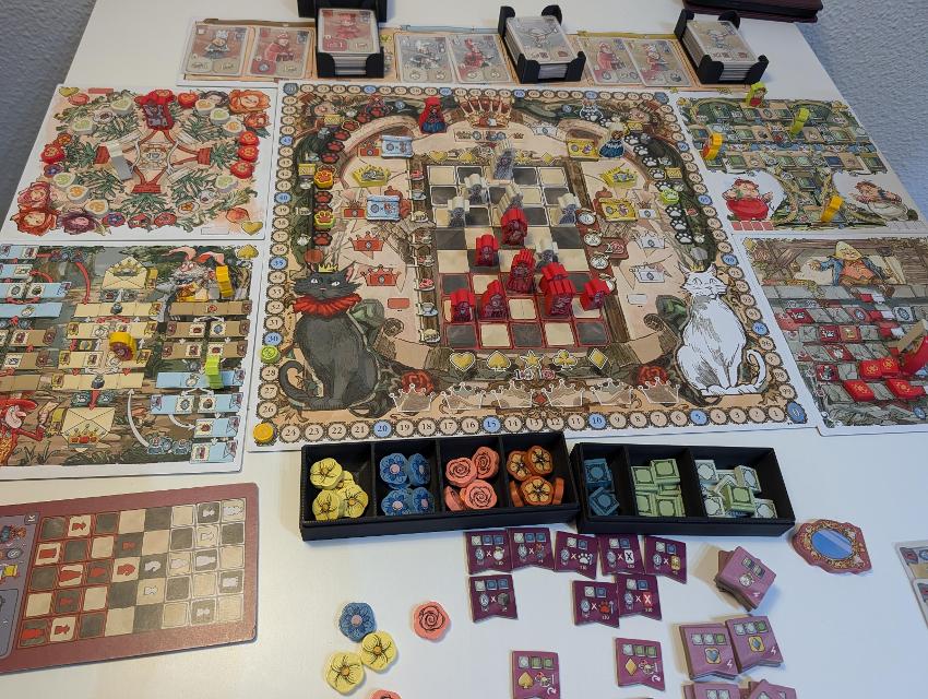 Queen Alice on the table, photo by Kabra