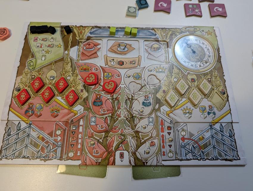 Queen Alice on the table, photo by Kabra