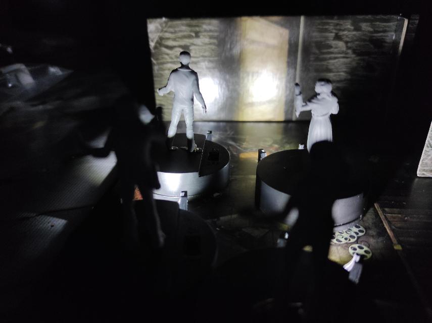 테이블 위의 AVGhost: Paranormal Investigation, 사진: Cainneth