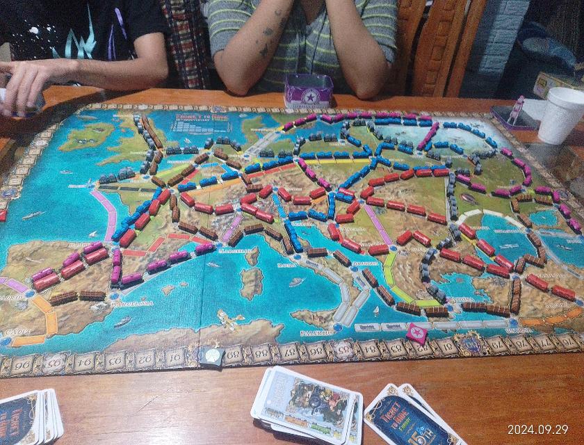 Ticket to Ride: Europe – 15th Anniversary auf dem Tisch, Foto von MarFe MaAn