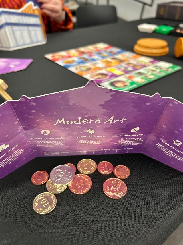 Modern Art na stole, foto: David