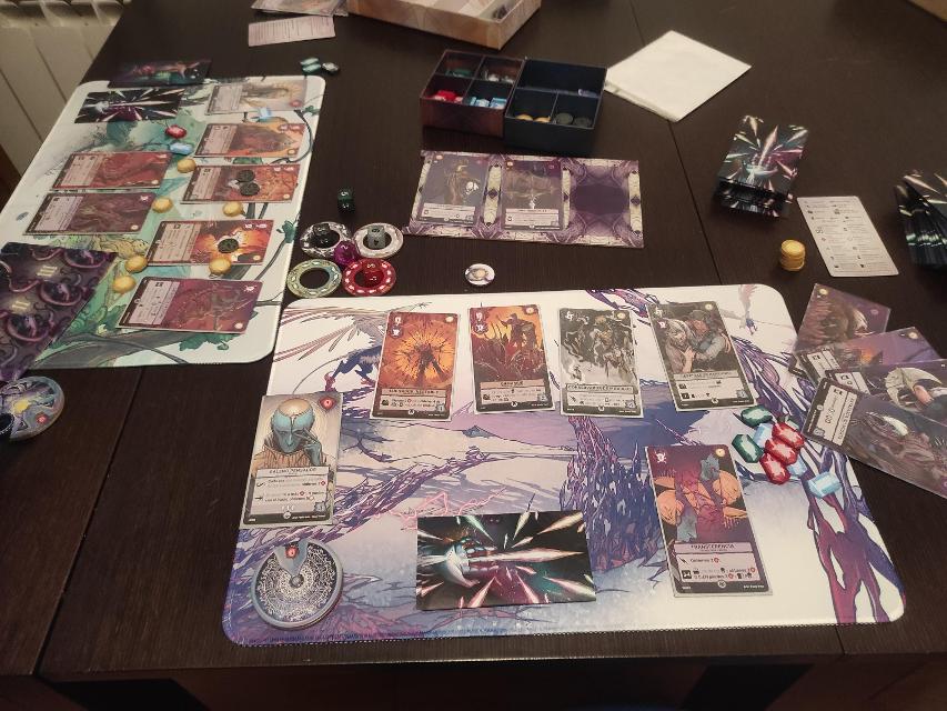 Etherstone sobre la mesa, foto de Pauliss