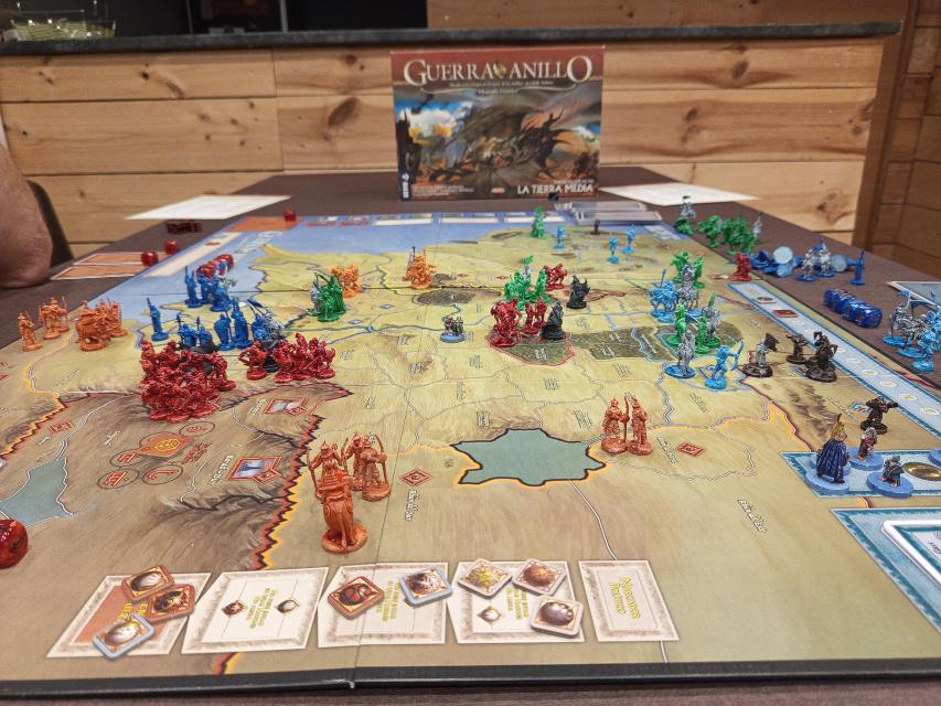 War of the Ring: Second Edition pe masă, fotografie de Ferran A Sales