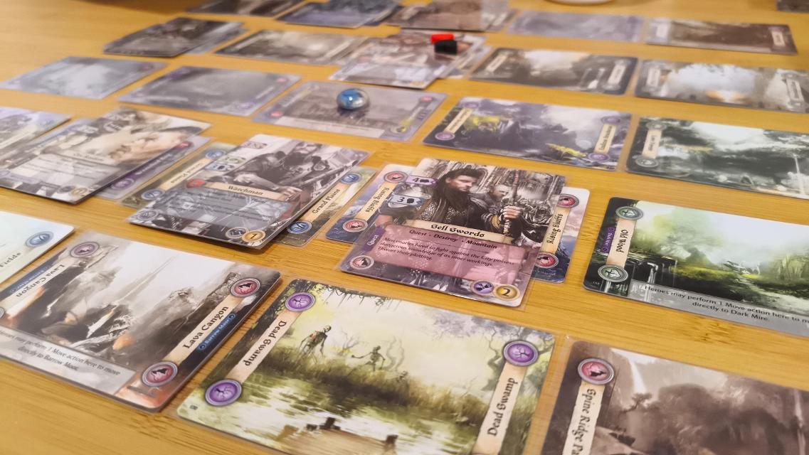 Gloom of Kilforth: A Fantasy Quest Game على الطاولة، صورة من Mochilo