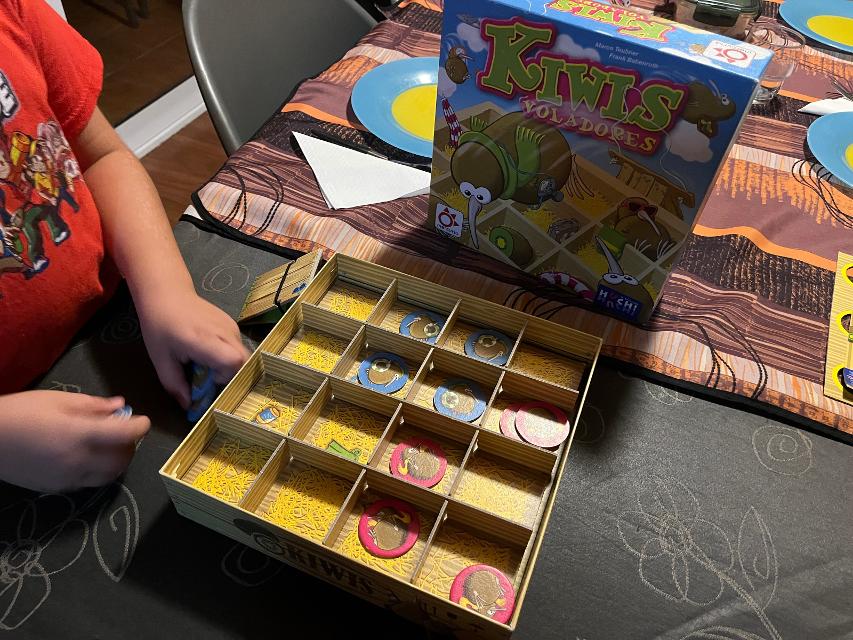 Flying Kiwis on the table, photo by Bruno Circulo Friki