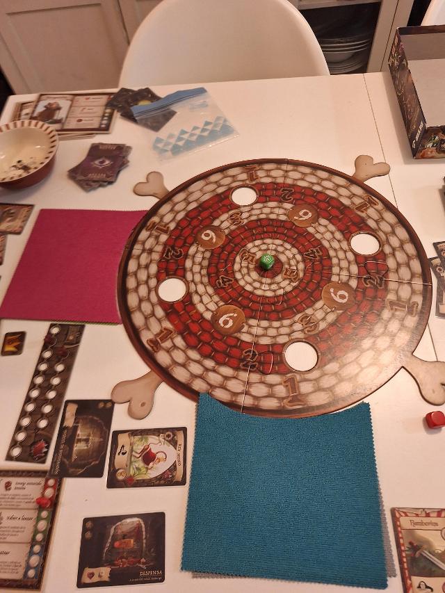 Dungeon Fighter: Second Edition on the table, photo by Artur Rodríguez Coma