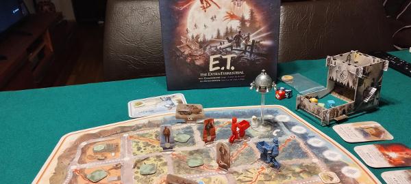 E.T. El Extraterrestre: A años luz de casa sobre la taula, foto de Merche