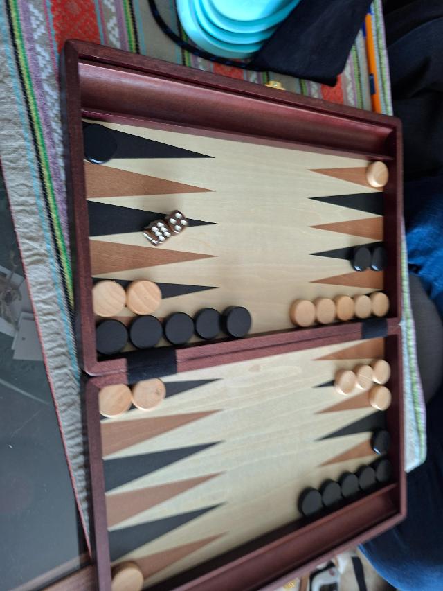 Backgammon sur la table, photo de Artur Rodríguez Coma