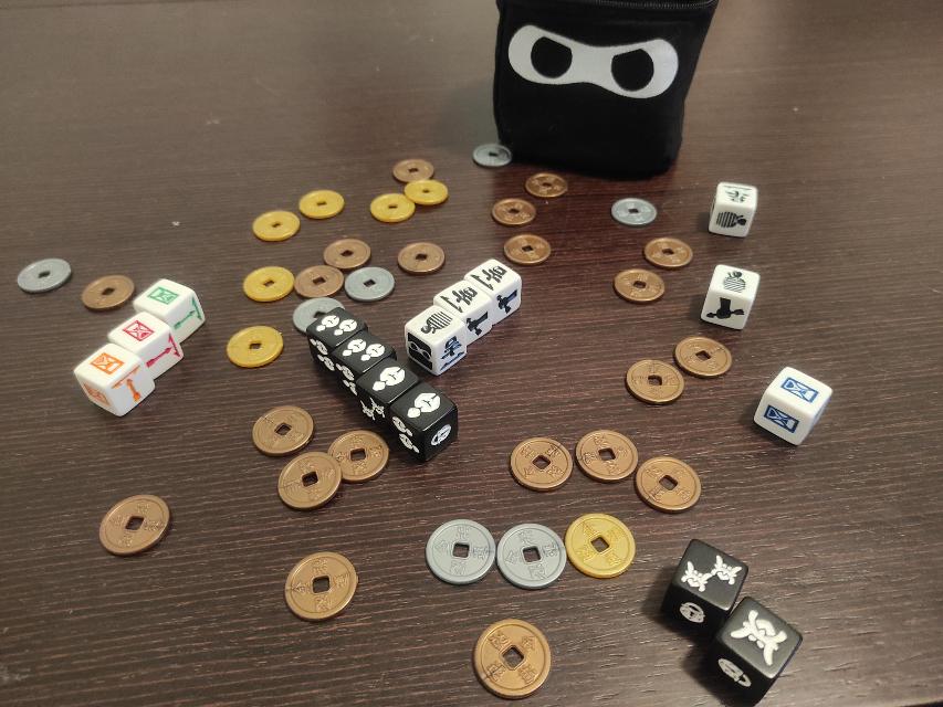 Dados Ninja sobre la taula, foto de Pauliss