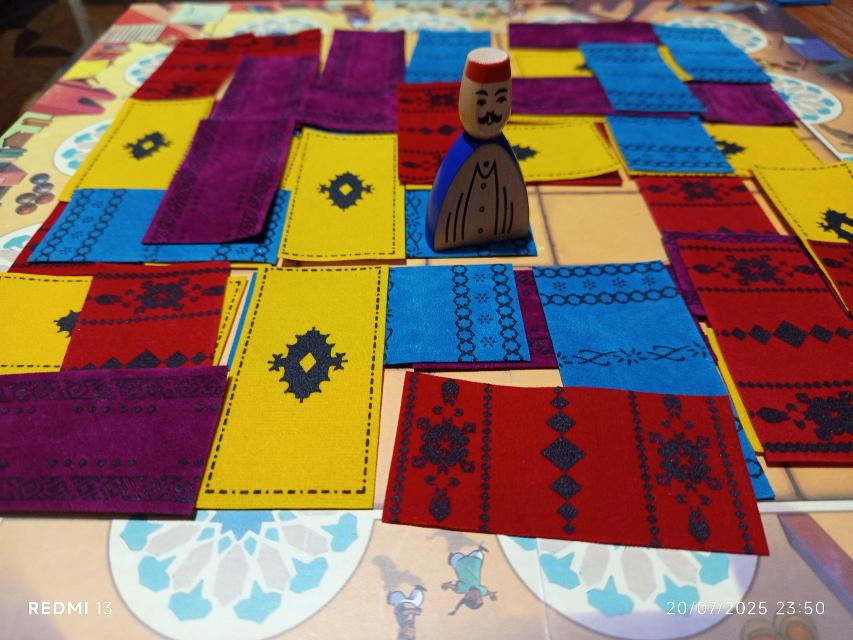 桌上的Marrakech,照片来自 MarFe MaAn
