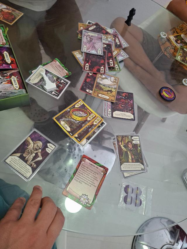 Il Signore degli Anelli: Le Due Torri – Trick-Taking Game sul tavolo, foto di Artur Rodríguez Coma