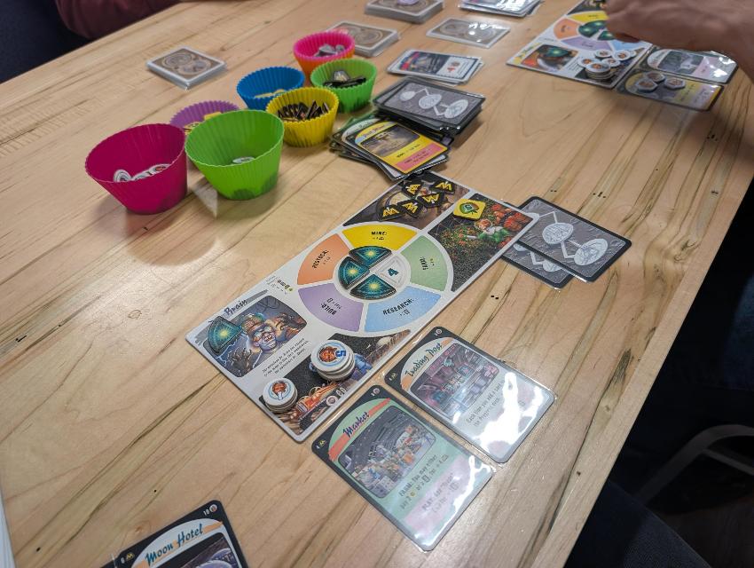 Moon Colony Bloodbath sobre la mesa, foto de Brandon Storm
