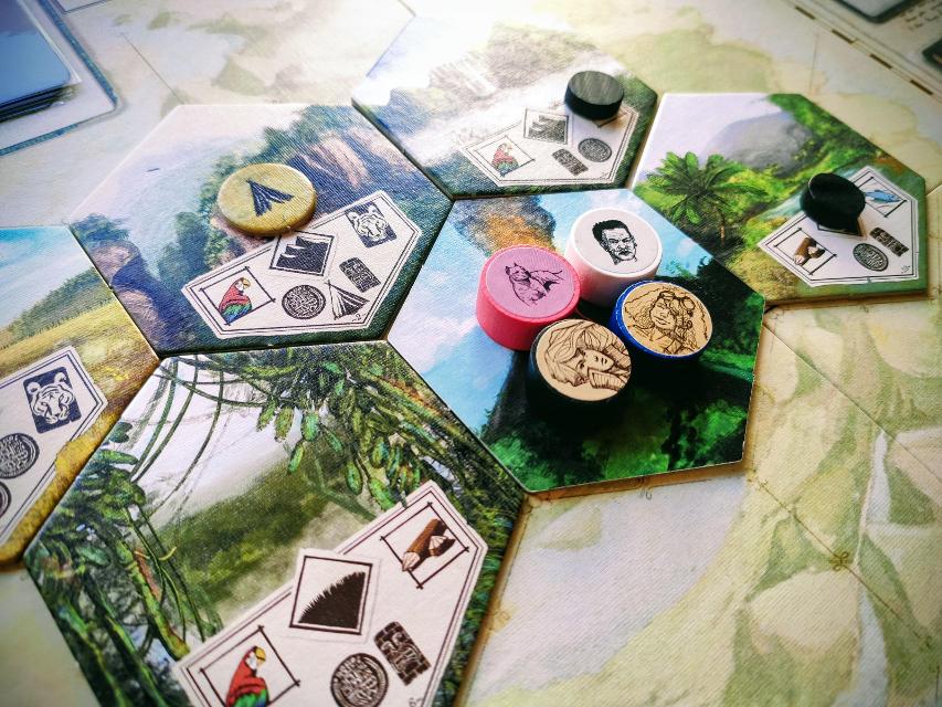 Robinson Crusoe: Aventuras na Ilha Amaldiçoada na mesa, foto de Mario Estruch