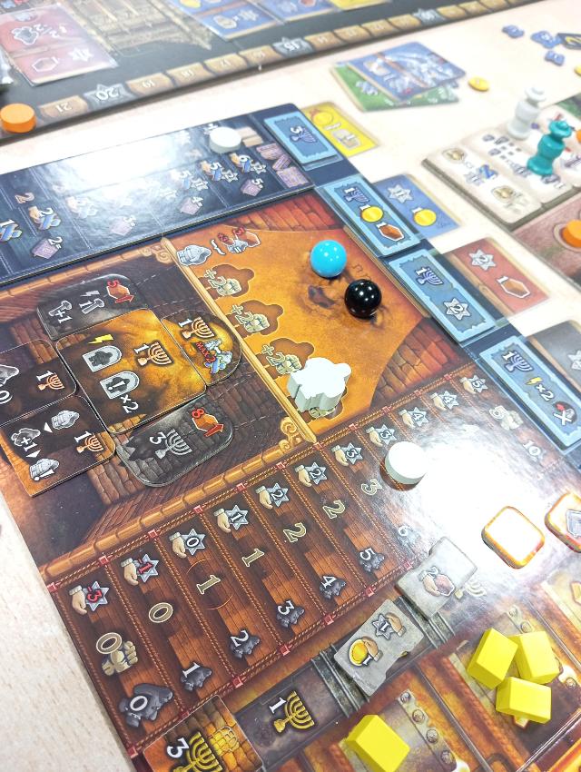 Golem op tafel, foto van Estepo Estepoes