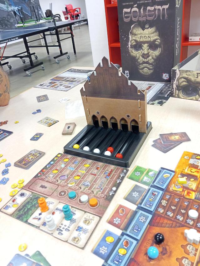 Golem op tafel, foto van Estepo Estepoes