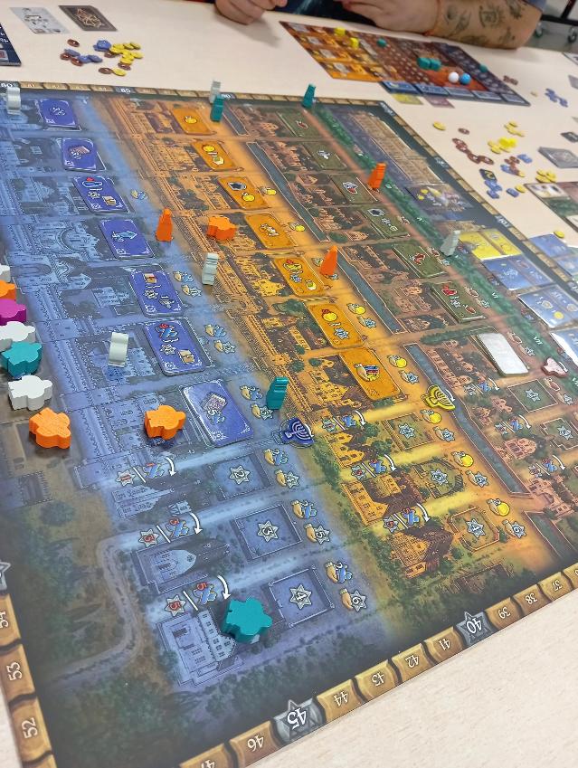 Golem op tafel, foto van Estepo Estepoes