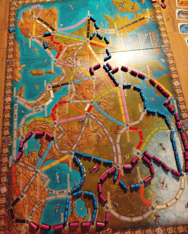 Ticket to Ride: Europe – 15th Anniversary auf dem Tisch, Foto von Rocío Rodríguez