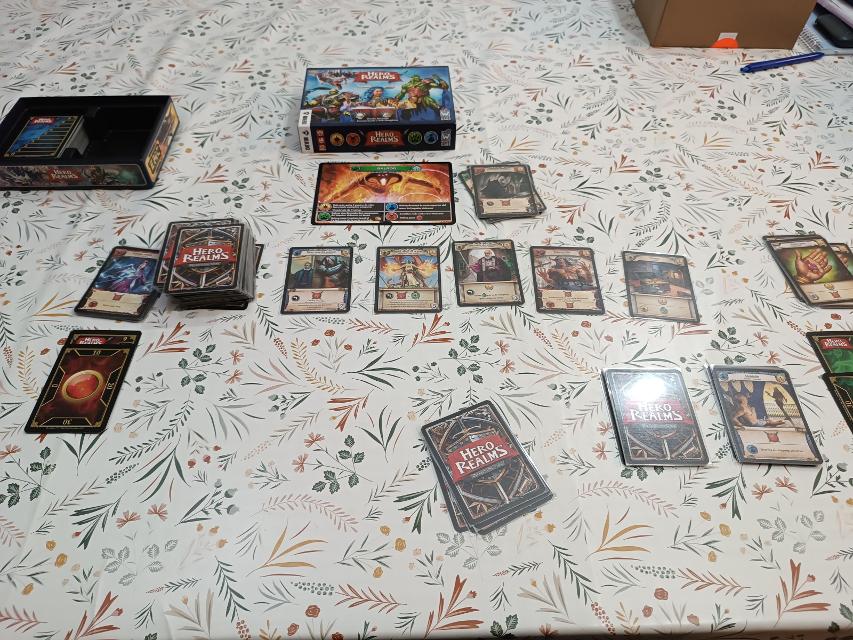 테이블 위의 Hero Realms, 사진: Viafora - Francesc