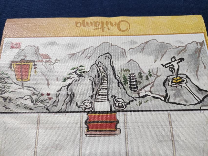 Onitama sobre la taula, foto de Sebashi