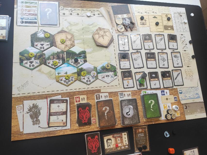 Robinson Crusoe: Aventuras na Ilha Amaldiçoada na mesa, foto de Mario Estruch