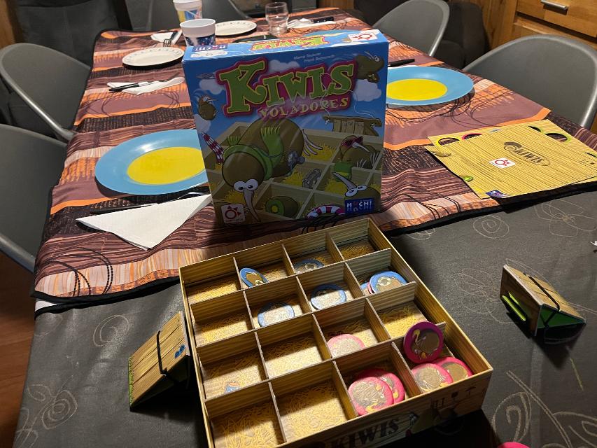 Flying Kiwis on the table, photo by Bruno Circulo Friki