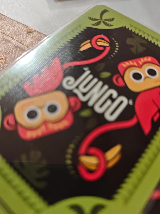 Jungo sobre la taula, foto de tienlevy