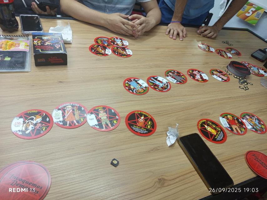 Let's Summon Demons na stole, zdjęcie: MarFe MaAn