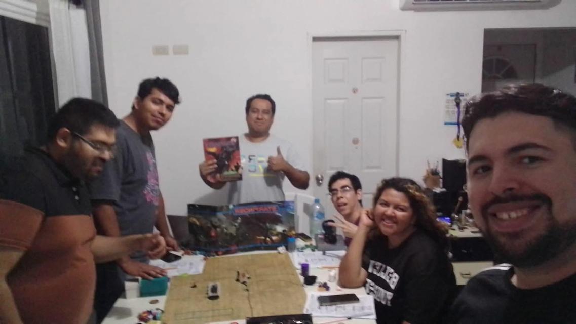 Starfinder Core Rulebook sobre la taula, foto de Alexis Rodríguez