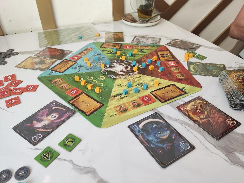 Animal Kingdoms na stole, zdjęcie: Noel Rodrigo Arcay