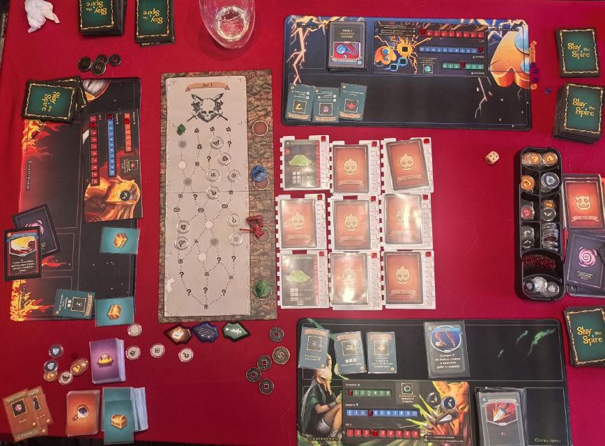 桌上的Slay the Spire: The Board Game,照片来自 Никита Исаев