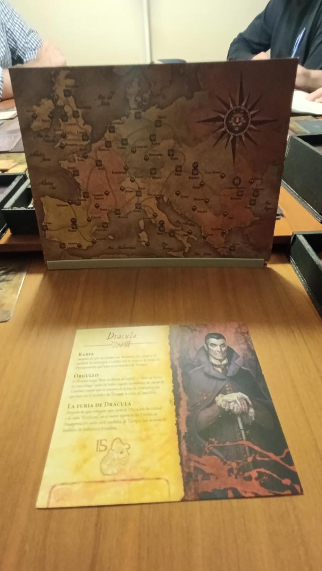La Furia de Drácula sobre la taula, foto de Tazmanian