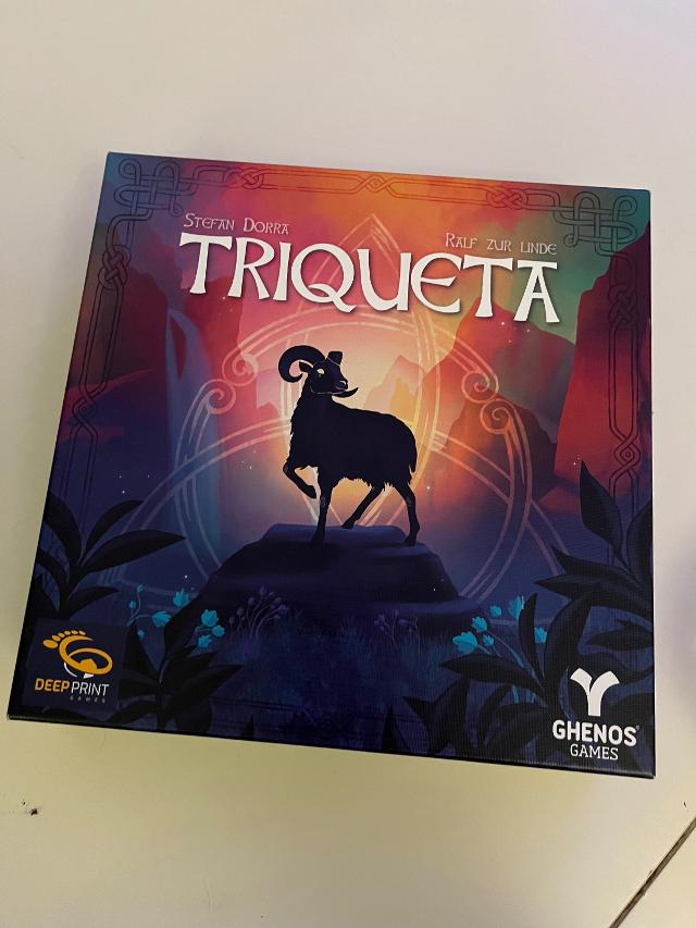 Triqueta on the table, photo by rox