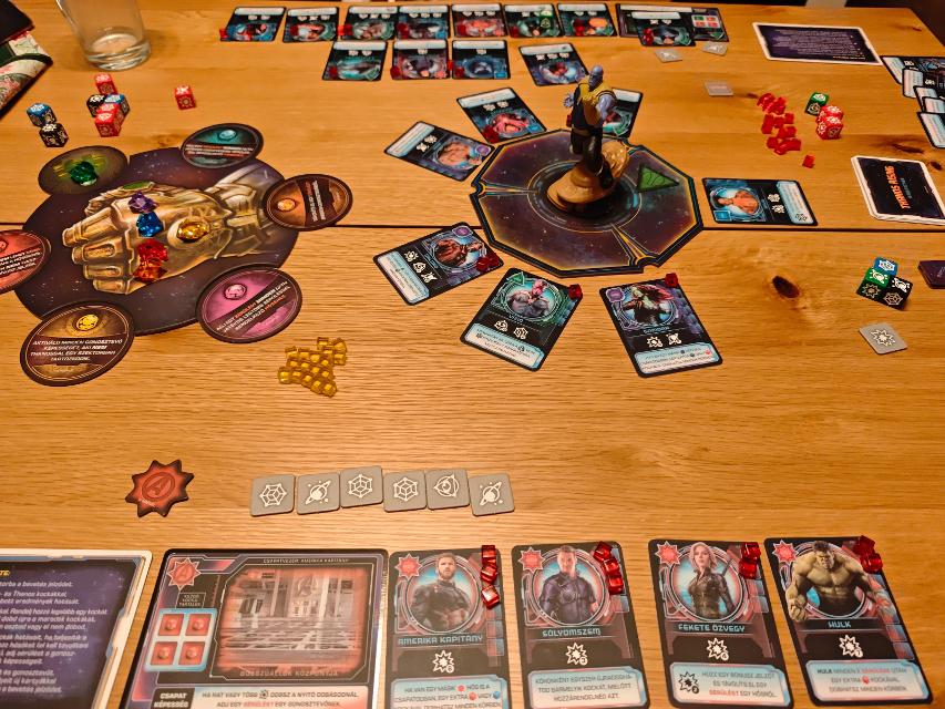 Thanos Rising: Avengers Infinity War sobre la taula, foto de tienlevy
