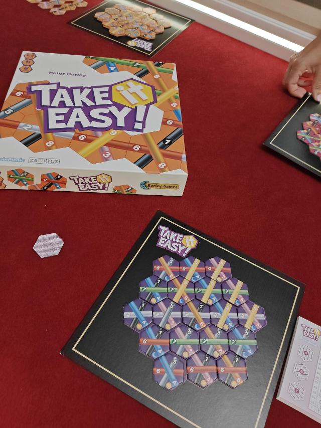 Take it Easy! na stole, foto: Julio CC