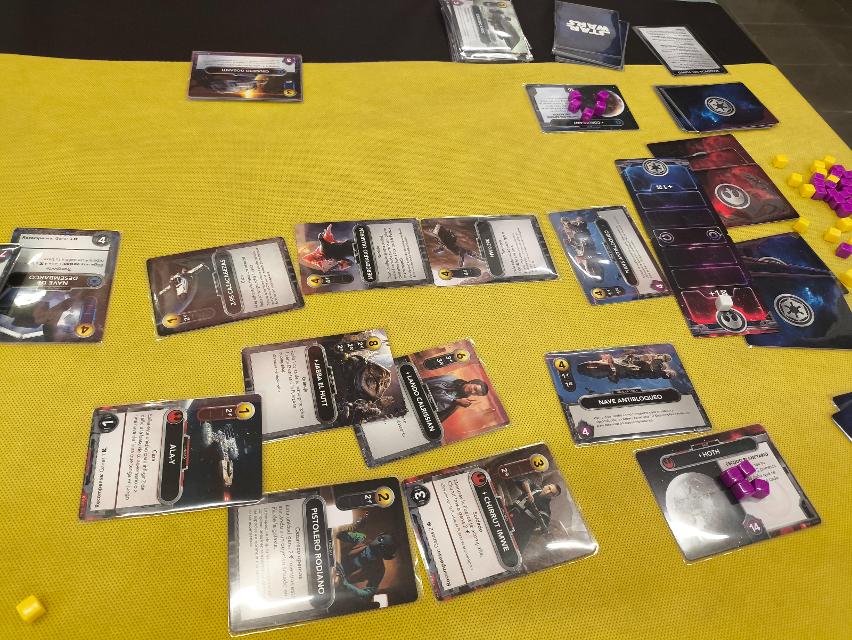 Star Wars: The Deckbuilding Game på bordet, foto af Heldisil