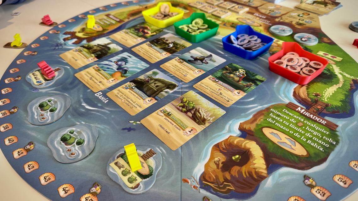 Farshore: Ein Spiel in der Welt von Everdell auf dem Tisch, Foto von Dídac