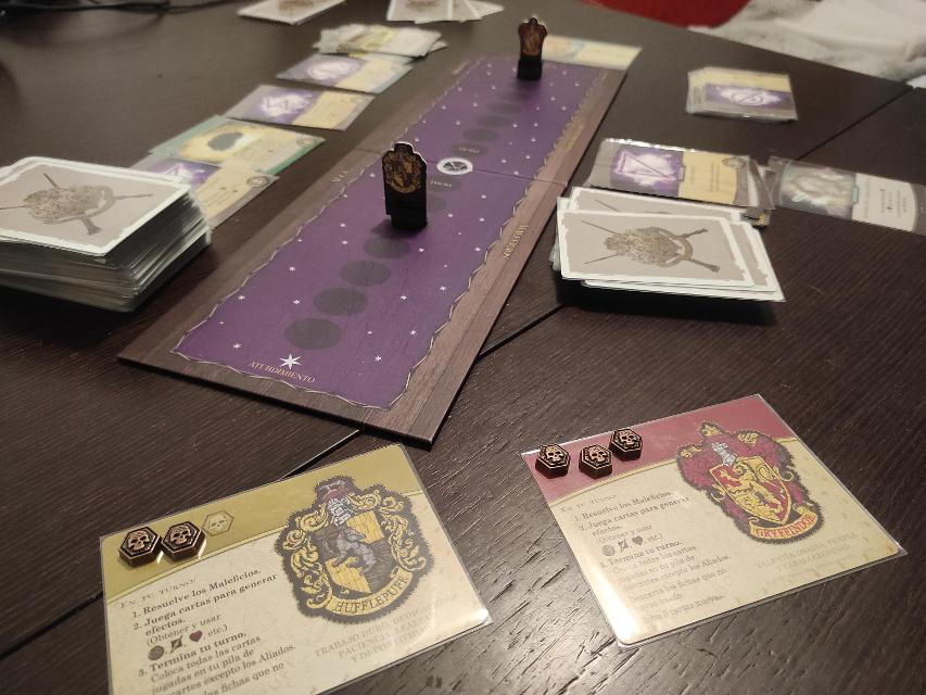 Harry Potter: Hogwarts Battle – Defence Against the Dark Arts på bordet, foto af Pauliss
