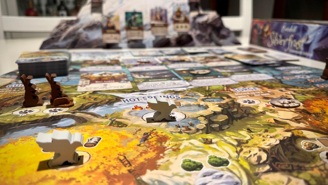 Silverfrost: Ein Spiel in der Welt von Everdell auf dem Tisch, Foto von Dídac