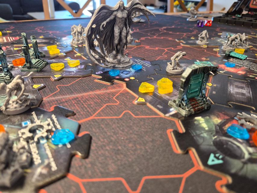 Nemesis: Retaliation pöydällä, kuva: Borja Giner