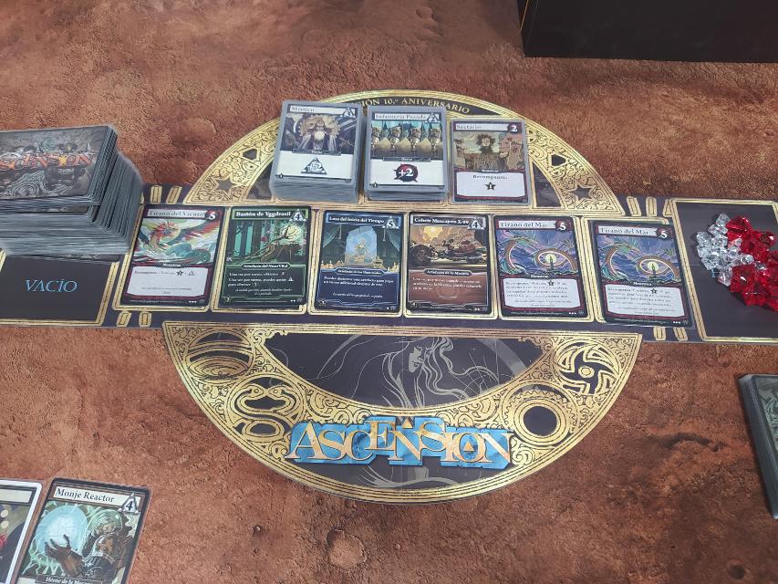 Ascension: Deckbuilding Game pe masă, fotografie de David Puyalto