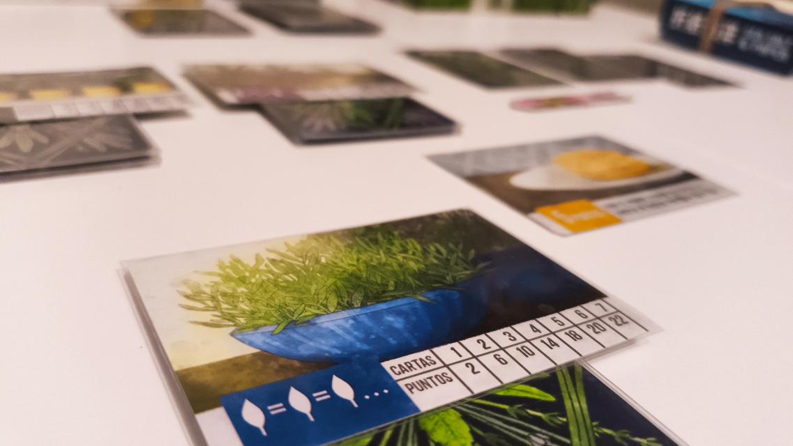 テーブル上のハーベイシャスカードゲーム（写真：Mochilo）