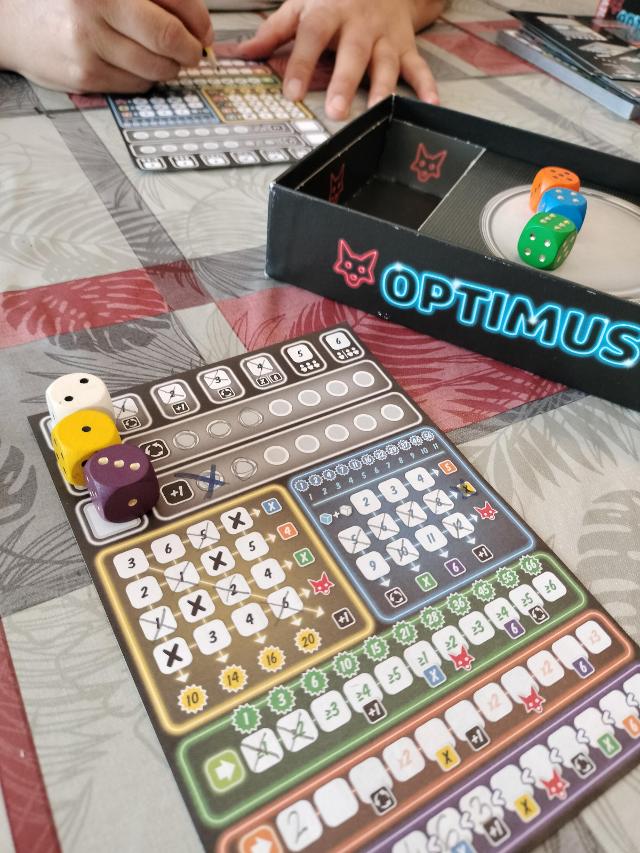 That's Pretty Clever! on the table, photo by Dani Gómez