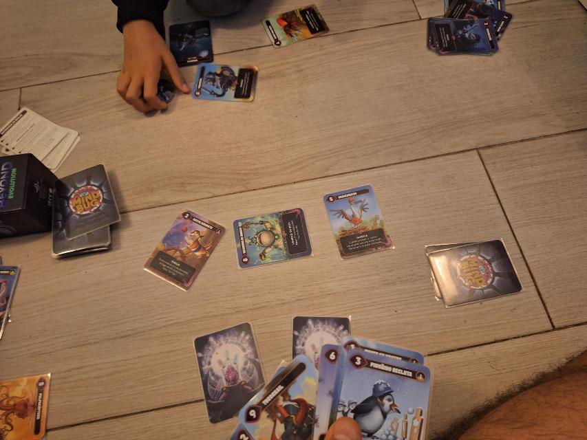 Mindbug: Beyond Evolution on the table, photo by Artur Rodríguez Coma