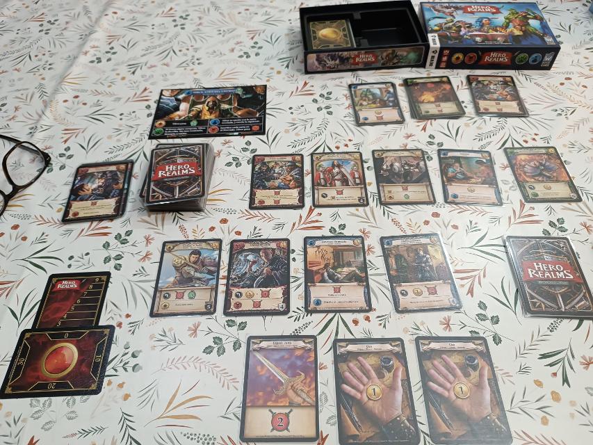 테이블 위의 Hero Realms, 사진: Viafora - Francesc