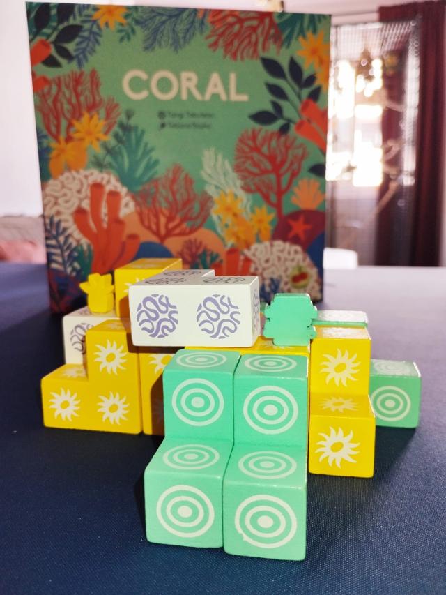 Coral sul tavolo, foto di Alba Lo
